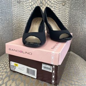 Bandolino Black open toed wedges